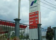 Antrean kendaraan di SPBU Kaliat Sorong Selatan sebelum stok BBM dinyatakan habis