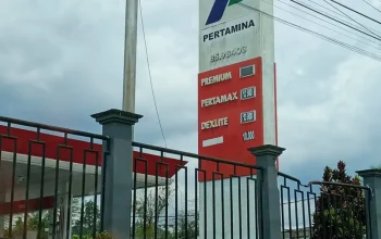 Antrean kendaraan di SPBU Kaliat Sorong Selatan sebelum stok BBM dinyatakan habis