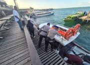 Personel Tourist Police Ditpolairud Polda Papua Barat Daya membantu dan mengawal wisatawan saat naik speed boat di Dermaga Sorong untuk memastikan keselamatan pelayaran.