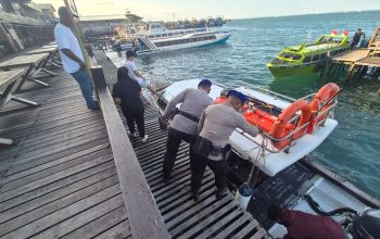 Personel Tourist Police Ditpolairud Polda Papua Barat Daya membantu dan mengawal wisatawan saat naik speed boat di Dermaga Sorong untuk memastikan keselamatan pelayaran.