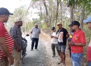 Kadis Bina Marga Kota Sorong Yafet Maniburi menemui keluarga korban kecelakaan Jalan Puncak Cenderawasih.