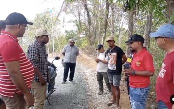 Kadis Bina Marga Kota Sorong Yafet Maniburi menemui keluarga korban kecelakaan Jalan Puncak Cenderawasih.